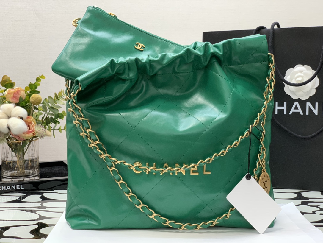 Chanel 22 Hanbag Green Calfskin With Gold-Tone Metal Medium 35cm