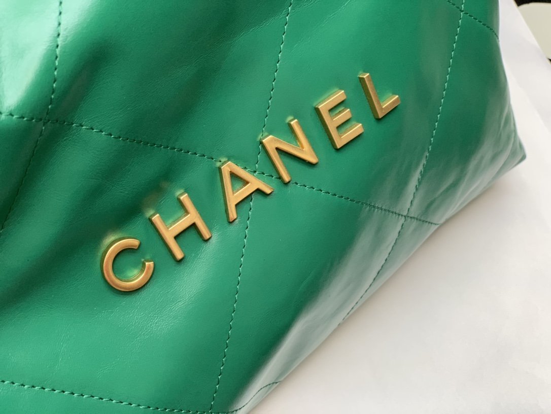 Chanel 22 Hanbag Green Calfskin With Gold-Tone Metal Medium 35cm