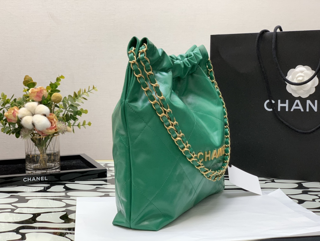 Chanel 22 Hanbag Green Calfskin With Gold-Tone Metal Medium 35cm