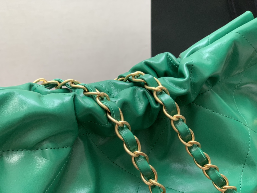 Chanel 22 Hanbag Green Calfskin With Gold-Tone Metal Medium 35cm