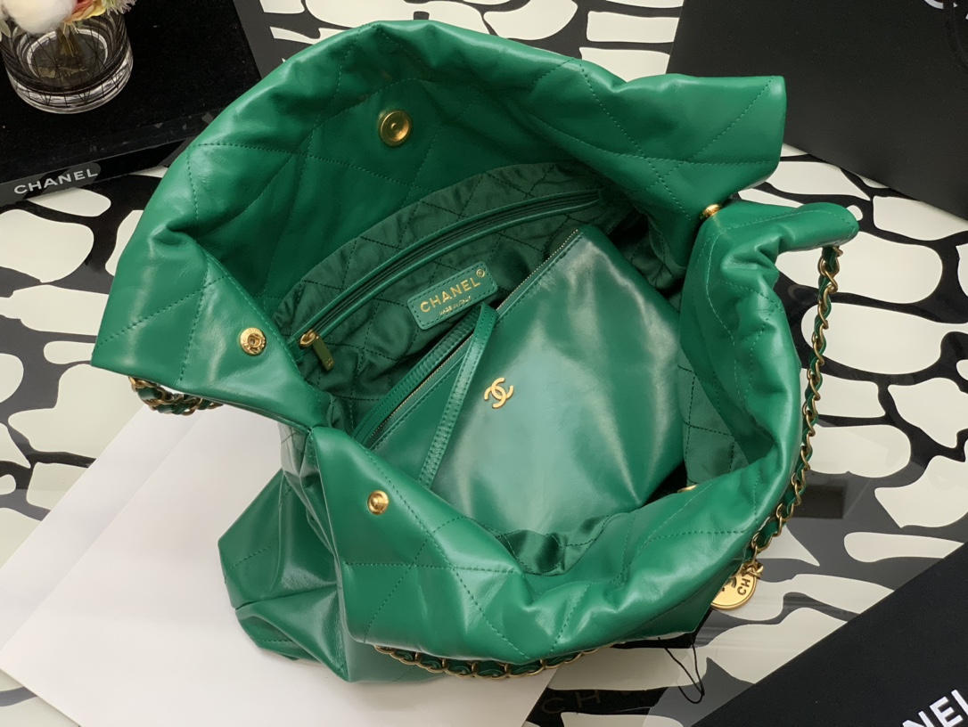 Chanel 22 Hanbag Green Calfskin With Gold-Tone Metal Small Size 30cm