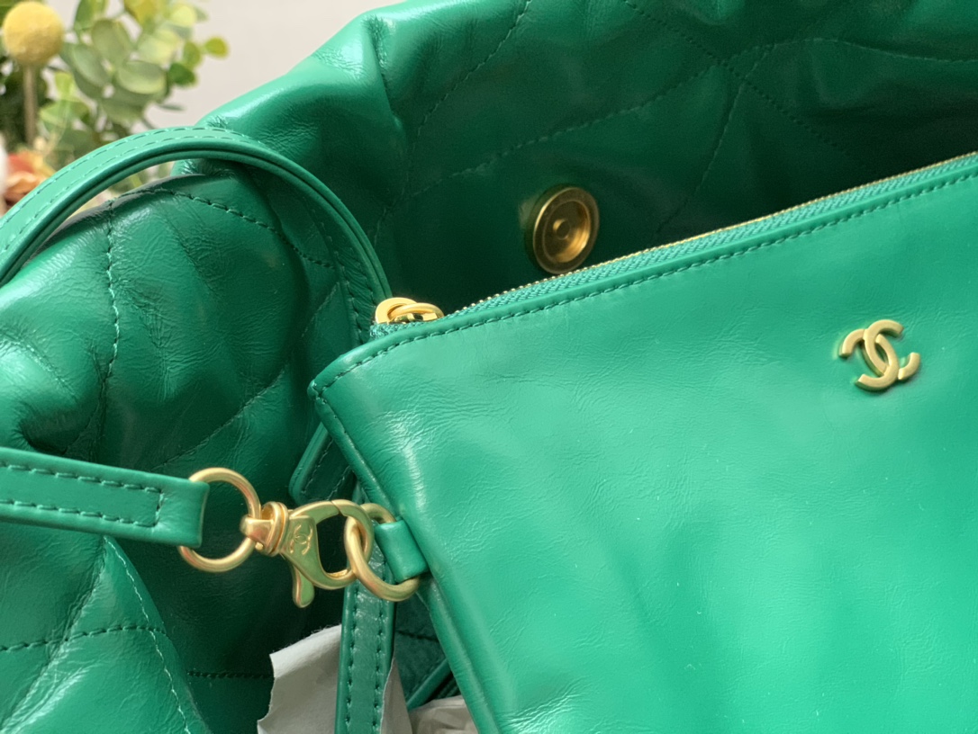 Chanel 22 Hanbag Green Calfskin With Gold-Tone Metal Small Size 30cm