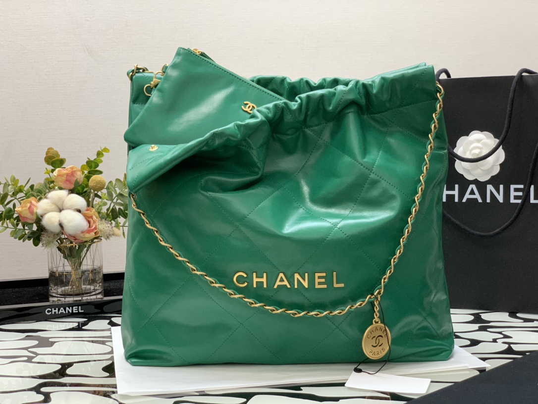 Chanel 22 Hanbag Green Calfskin With Gold-Tone Metal Small Size 30cm