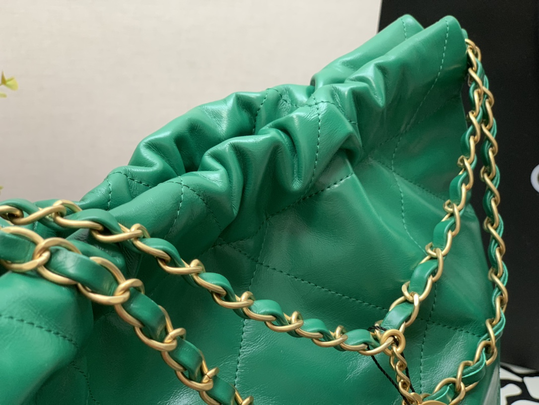 Chanel 22 Hanbag Green Calfskin With Gold-Tone Metal Small Size 30cm