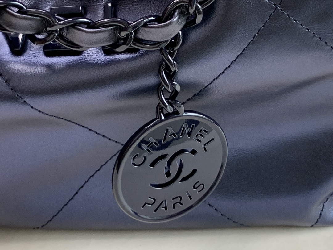 Chanel 22 Hanbag Metallic blue Calfskin With Blue-Tone Metal  Small Size 30cm