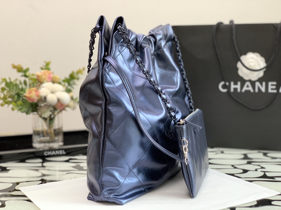 Chanel 22 Hanbag Metallic blue Calfskin With Blue-Tone Metal  Small Size 30cm