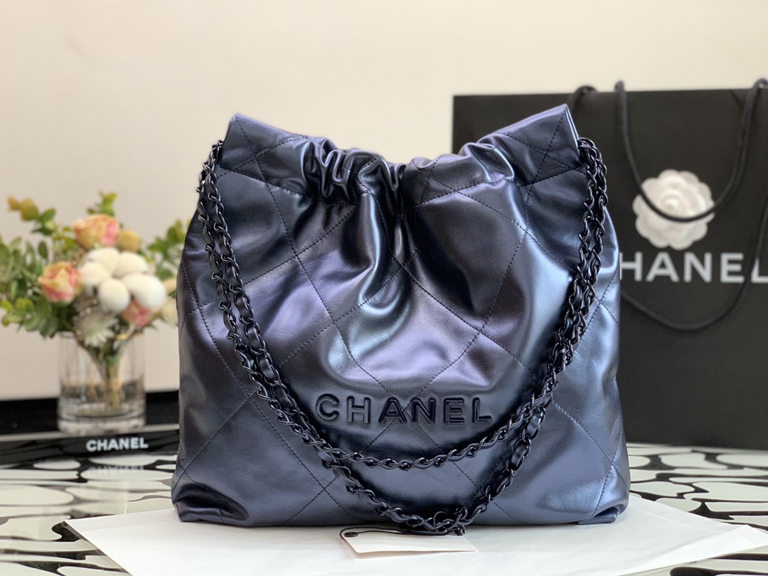 Chanel 22 Hanbag Metallic blue Calfskin With Blue-Tone Metal Medium 35cm