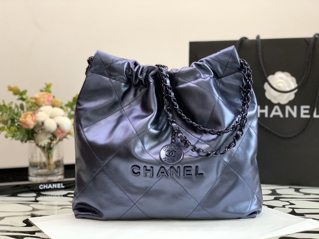 Chanel 22 Hanbag Metallic blue Calfskin With Blue-Tone Metal Medium 35cm