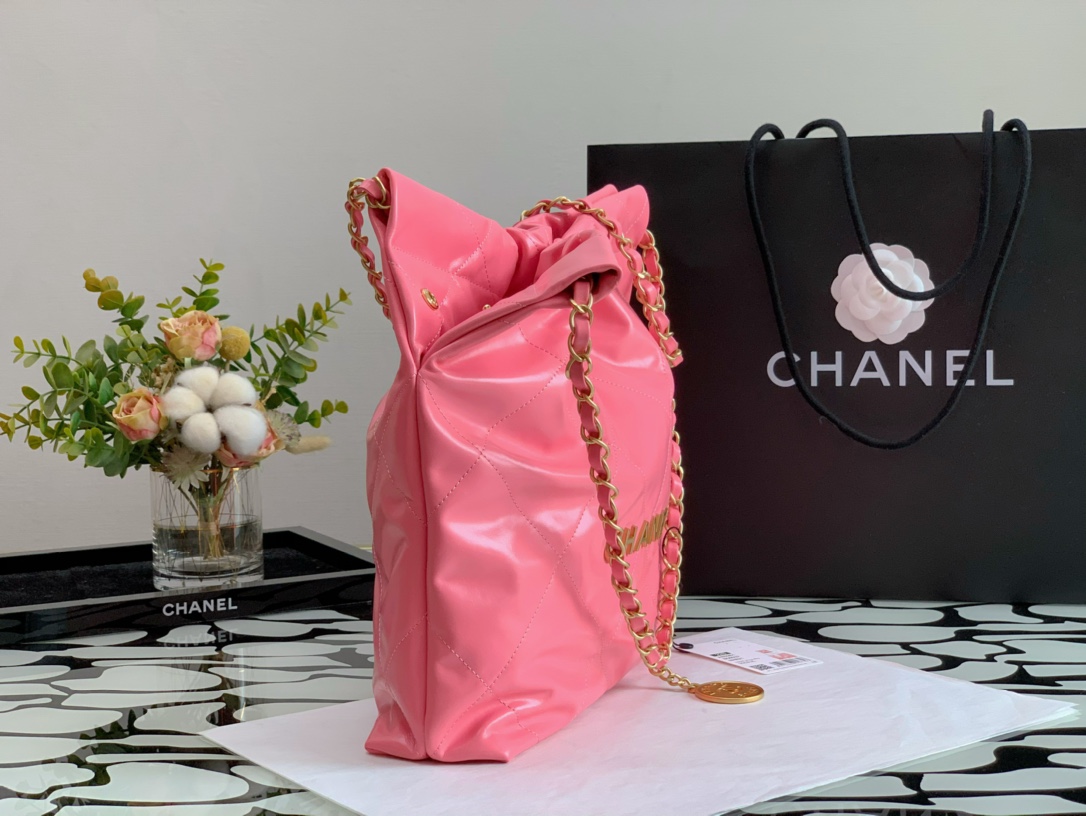 Chanel 22 Hanbag Rose Calfskin With Gold-Tone Metal Small Size 30cm