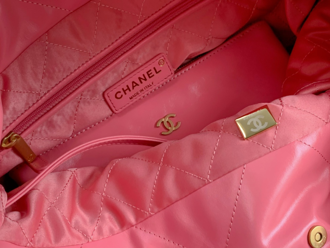 Chanel 22 Hanbag Rose Calfskin With Gold-Tone Metal Small Size 30cm