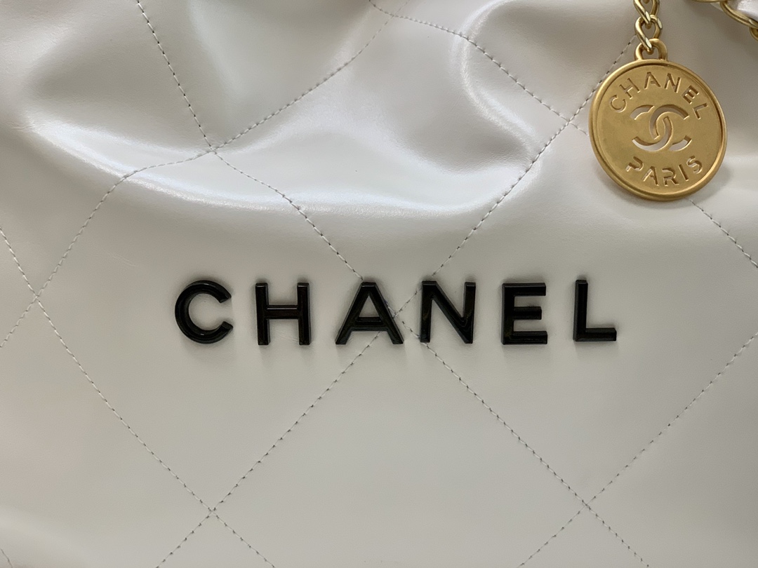 Chanel 22 Hanbag White Calfskin With Black-Tone Metal Medium 35cm