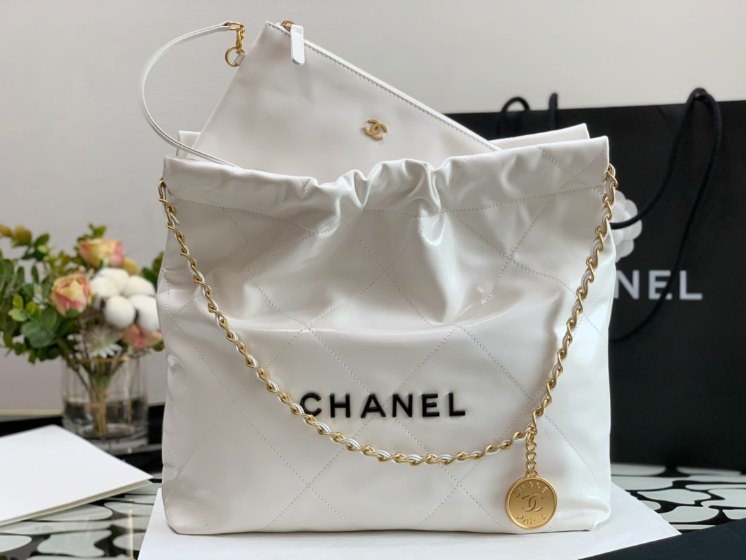 Chanel 22 Hanbag White Calfskin With Black-Tone Metal Small Size 30cm