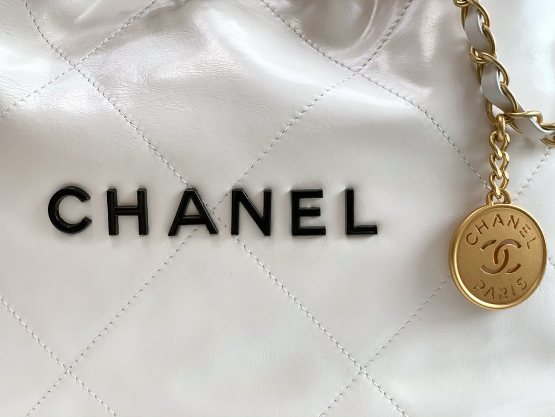 Chanel 22 Hanbag White Calfskin With Black-Tone Metal Small Size 30cm