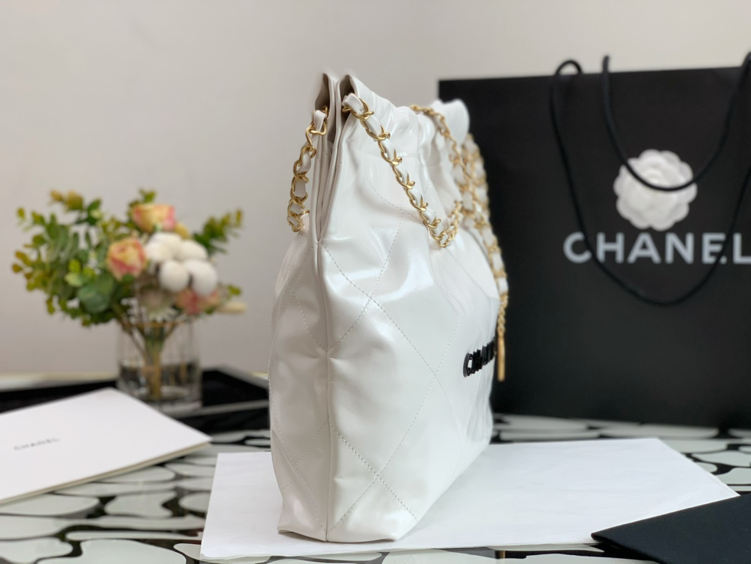 Chanel 22 Hanbag White Calfskin With Black-Tone Metal Small Size 30cm