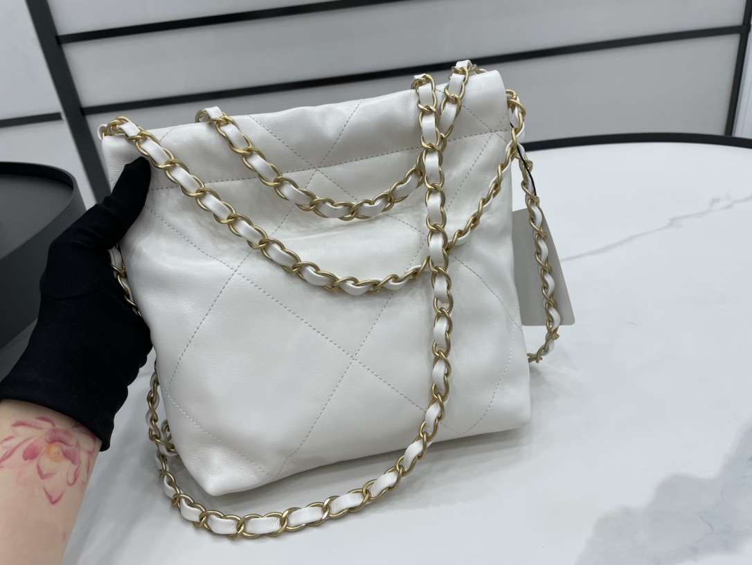 Chanel 22 Hanbag White Calfskin With Black-Tone Metal With Pearl Shoulder Strap Mini Size 18cm