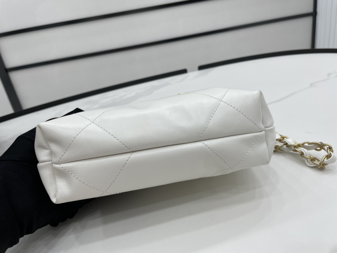 Chanel 22 Hanbag White Calfskin With Black-Tone Metal With Pearl Shoulder Strap Mini Size 18cm