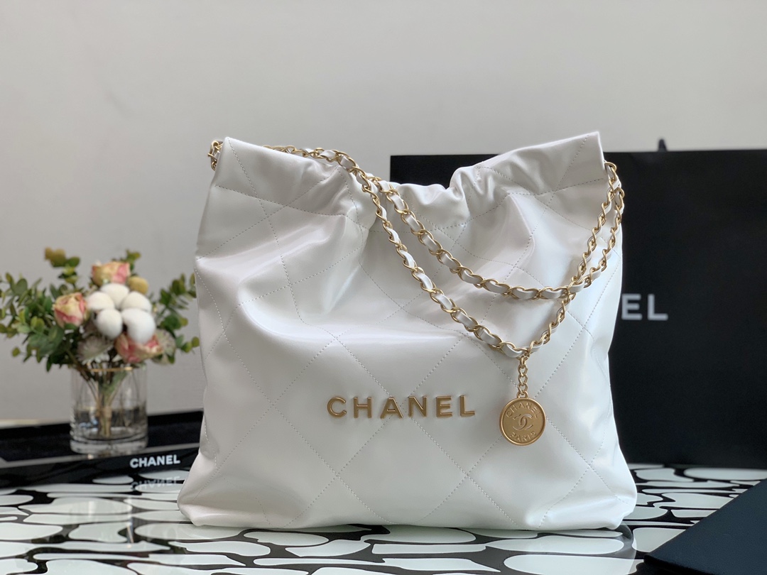 Chanel 22 Hanbag White Calfskin With Gold-Tone Metal Medium 35cm