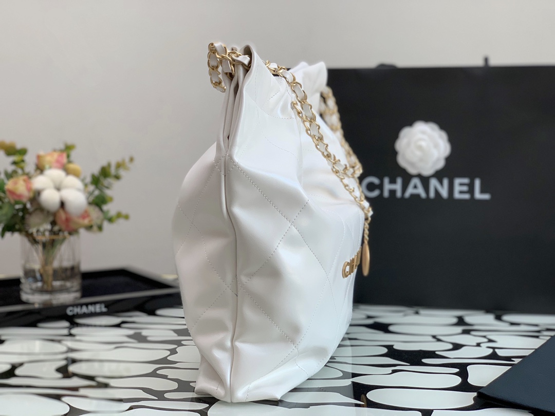 Chanel 22 Hanbag White Calfskin With Gold-Tone Metal Medium 35cm