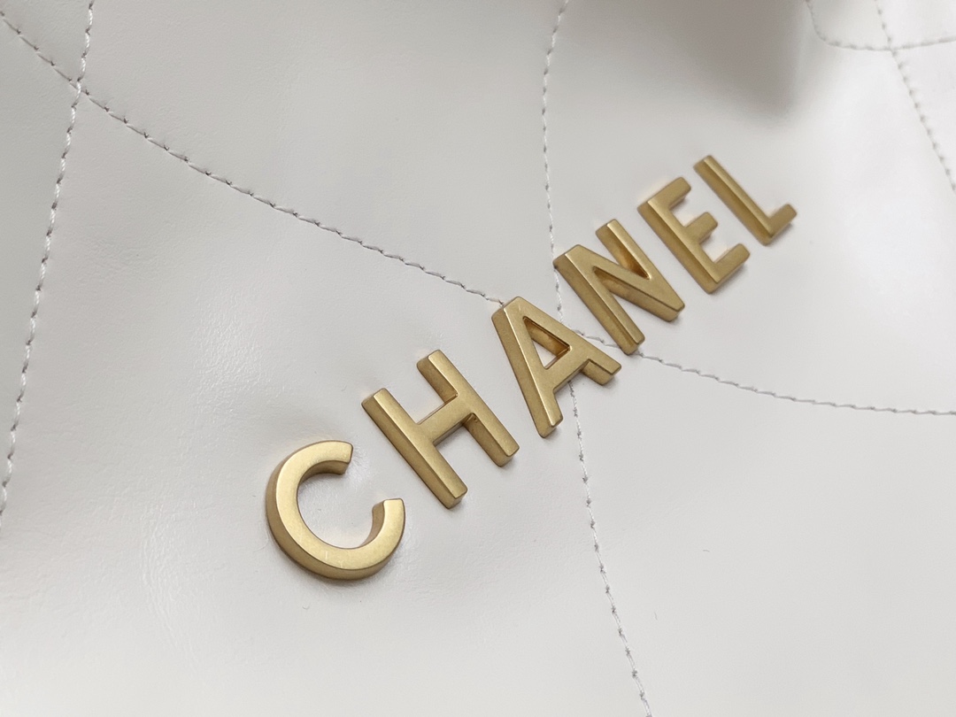 Chanel 22 Hanbag White Calfskin With Gold-Tone Metal Medium 35cm