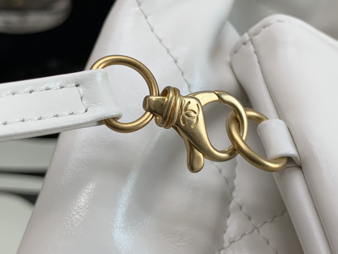 Chanel 22 Hanbag White Calfskin With Gold-Tone Metal Medium 35cm