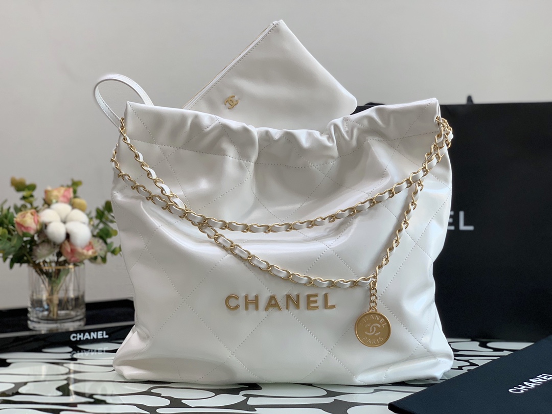 Chanel 22 Hanbag White Calfskin With Gold-Tone Metal Medium 35cm