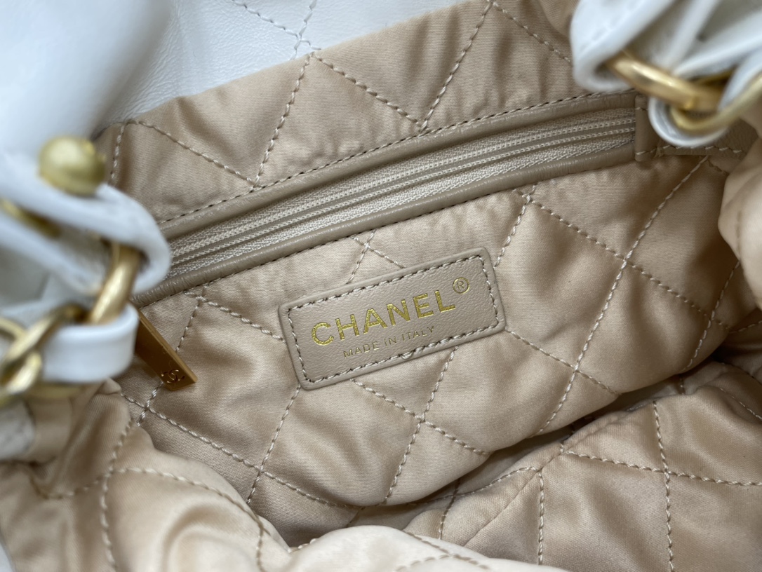 Chanel 22 Hanbag White Calfskin With Gold-Tone Metal Mini Size 18cm