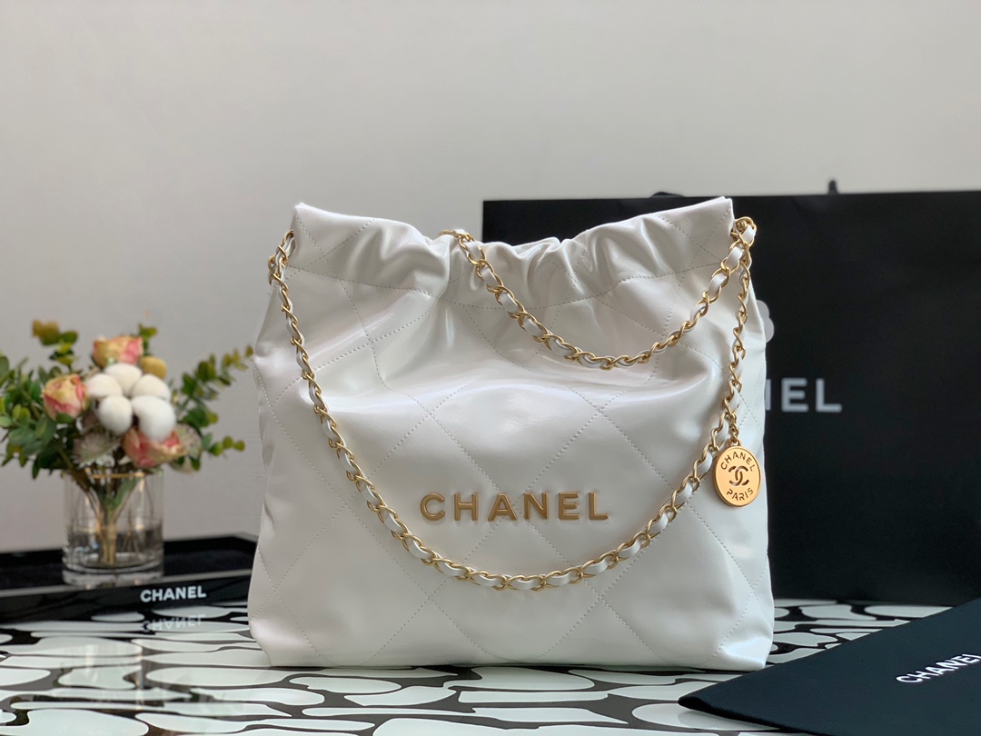 Chanel 22 Hanbag White Calfskin With Gold-Tone Metal Small Size 30cm