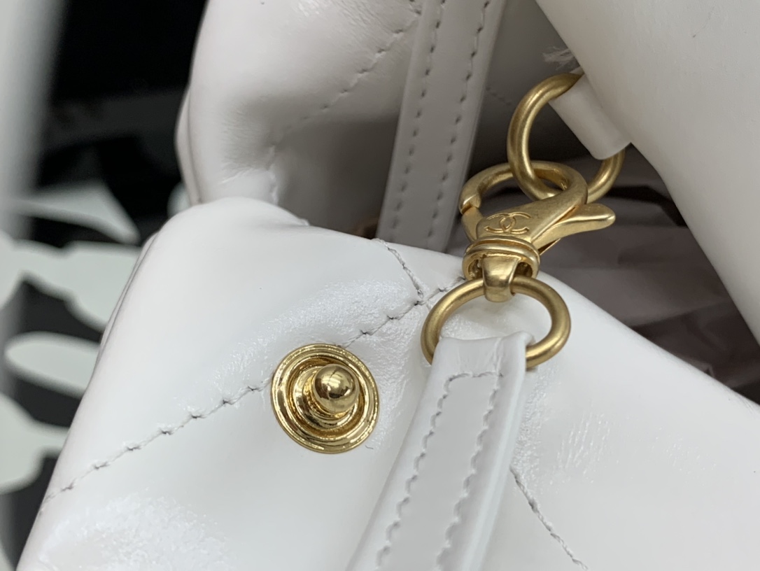 Chanel 22 Hanbag White Calfskin With Gold-Tone Metal Small Size 30cm