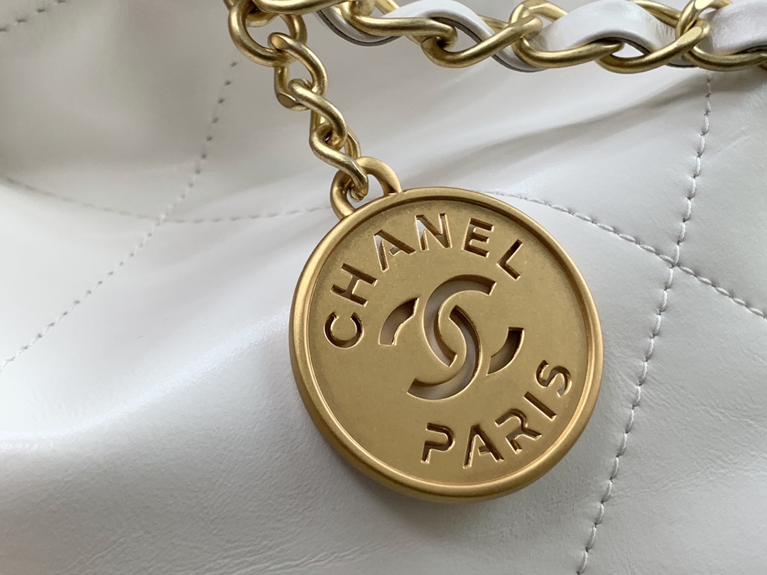 Chanel 22 Hanbag White Calfskin With Gold-Tone Metal Small Size 30cm