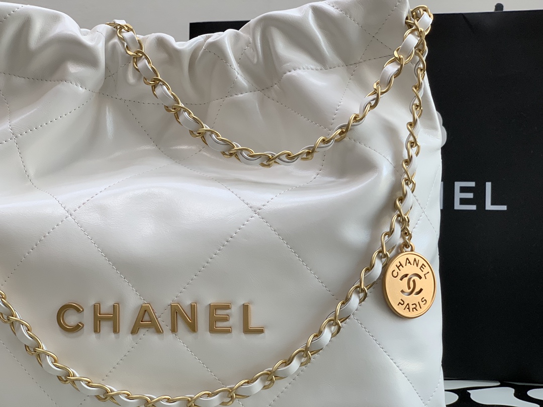 Chanel 22 Hanbag White Calfskin With Gold-Tone Metal Small Size 30cm