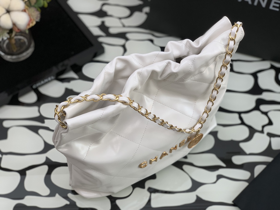 Chanel 22 Hanbag White Calfskin With Gold-Tone Metal Small Size 30cm