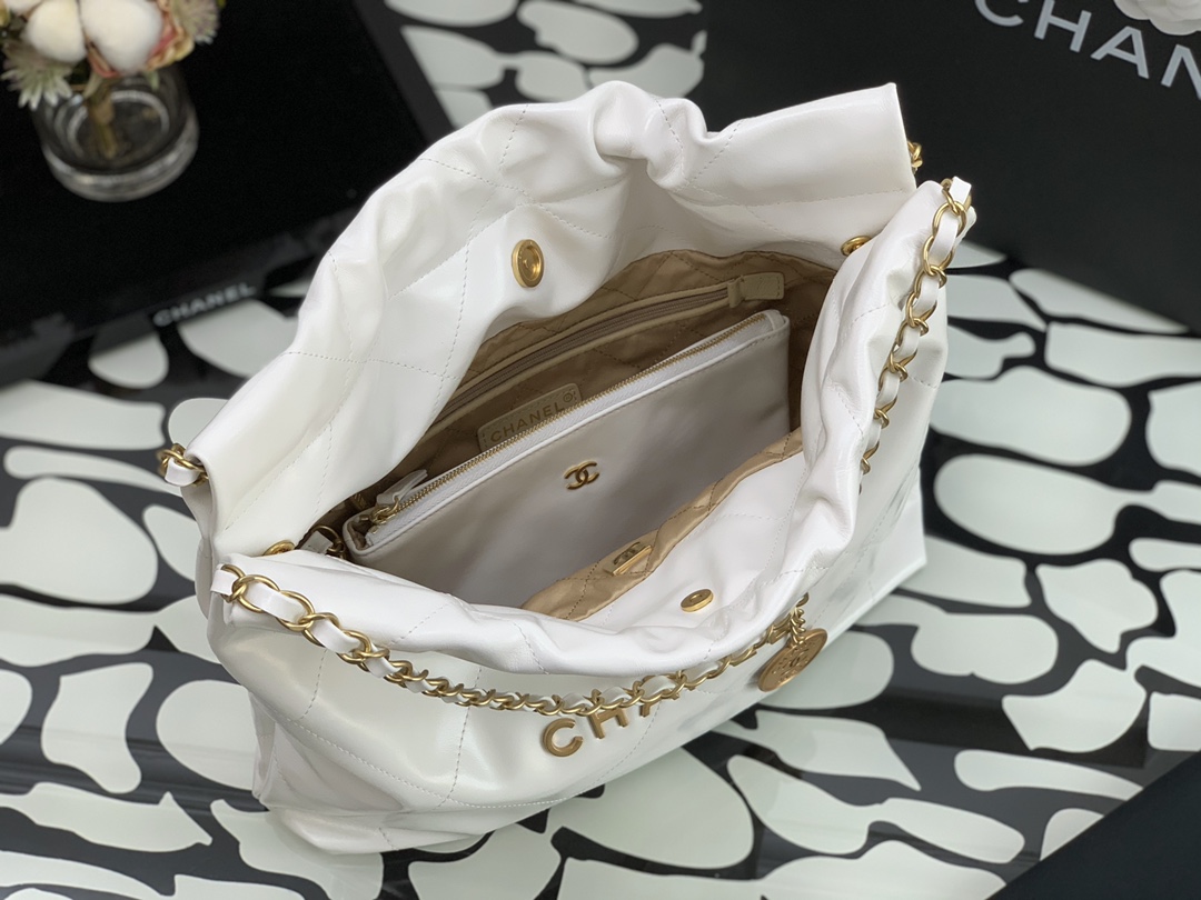 Chanel 22 Hanbag White Calfskin With Gold-Tone Metal Small Size 30cm