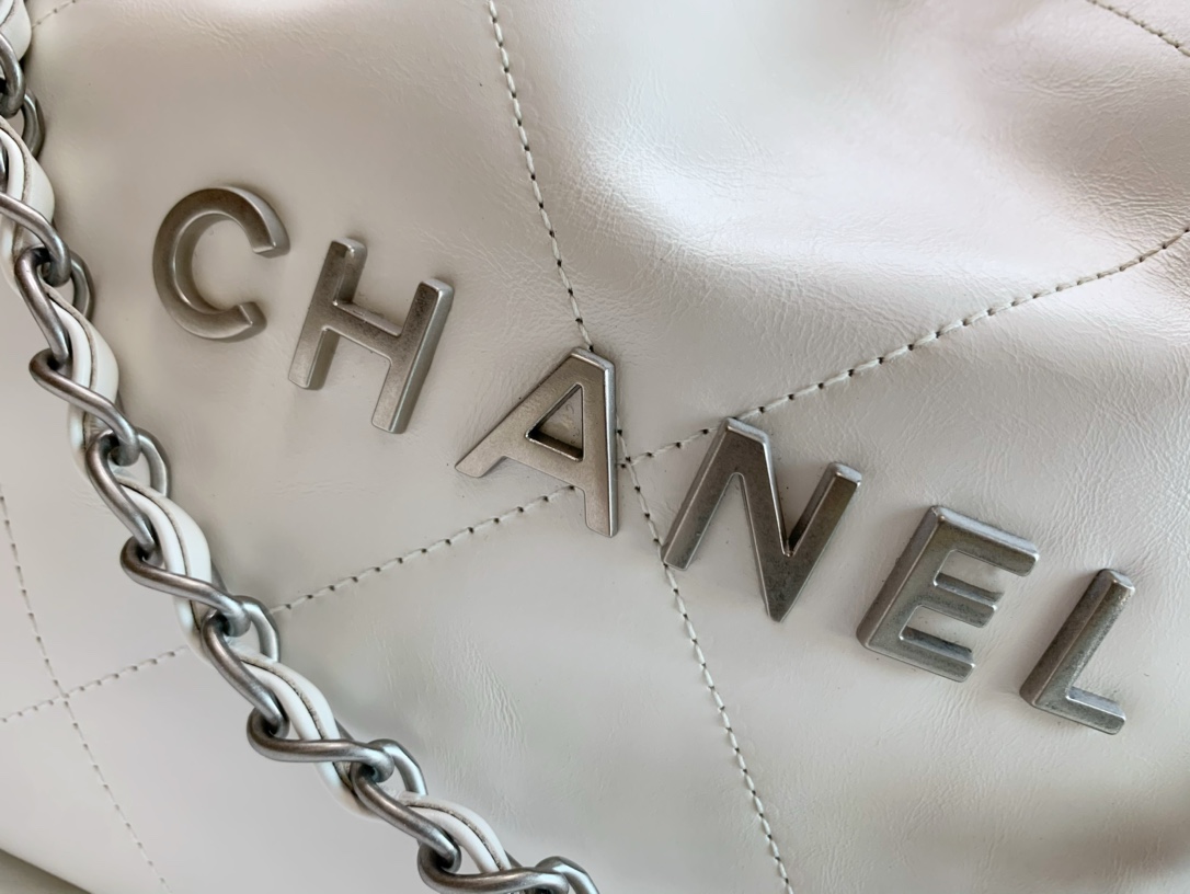 Chanel 22 Hanbag White Calfskin With Silver-Tone Metal Small Size 30cm