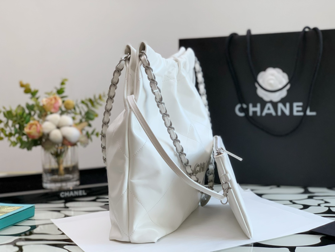 Chanel 22 Hanbag White Calfskin With Silver-Tone Metal Small Size 30cm