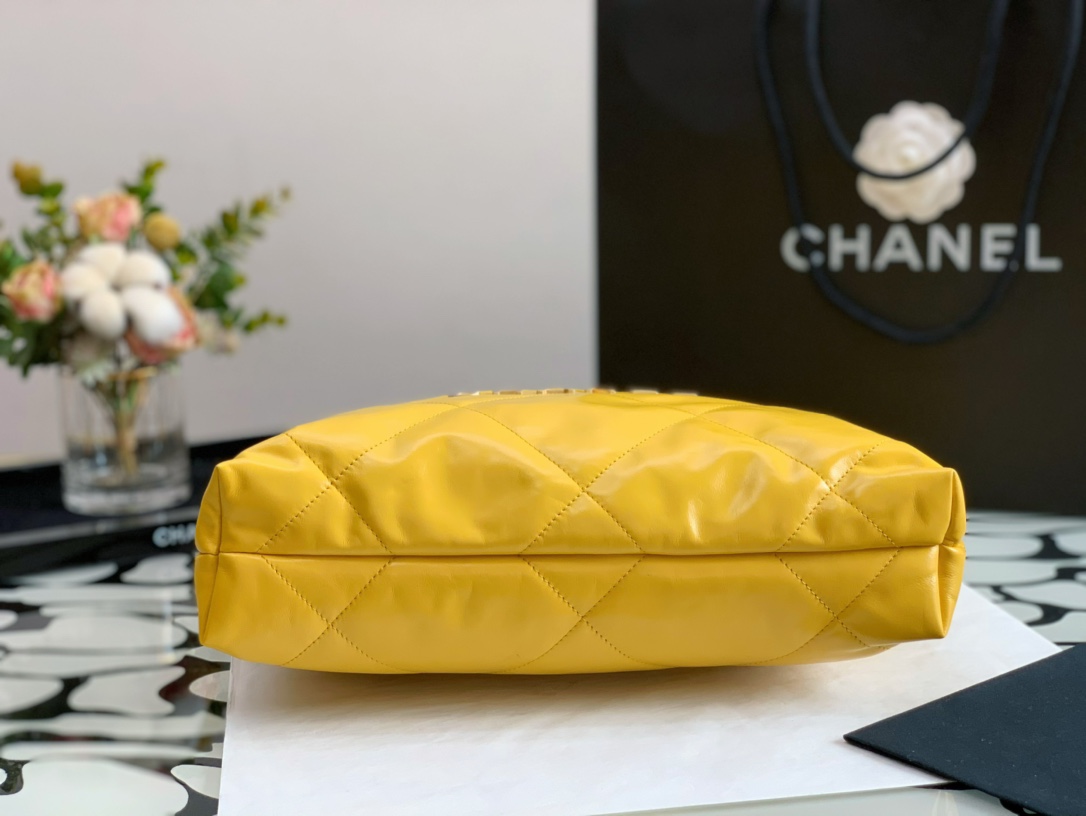 Chanel 22 Hanbag Yellow Calfskin With Gold-Tone Metal Medium 35cm