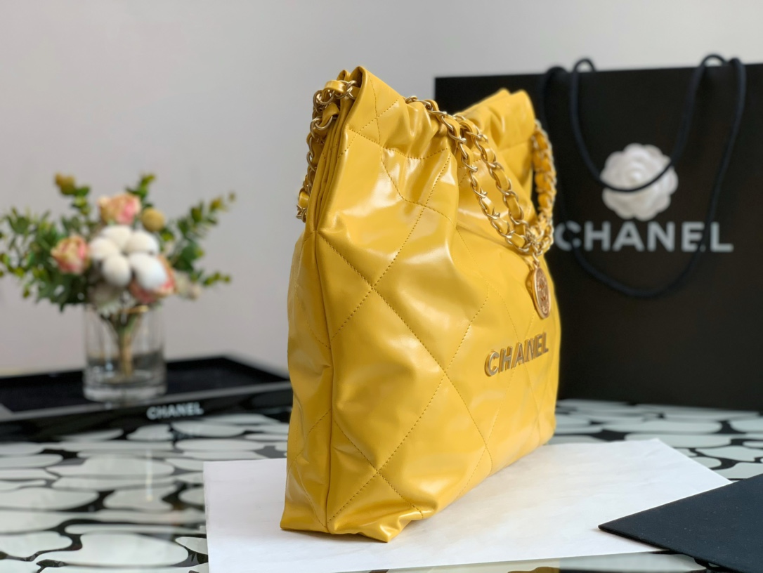 Chanel 22 Hanbag Yellow Calfskin With Gold-Tone Metal Medium 35cm