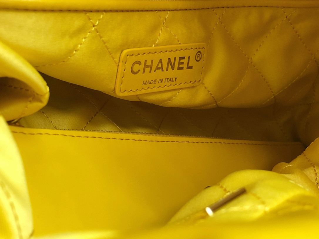 Chanel 22 Hanbag Yellow Calfskin With Gold-Tone Metal Small Size 30cm