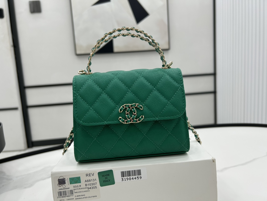 Chanel 23P AP3238 Small Clutch With Chain Grained Shiny Calfskin  Gold-Tone Metal Green