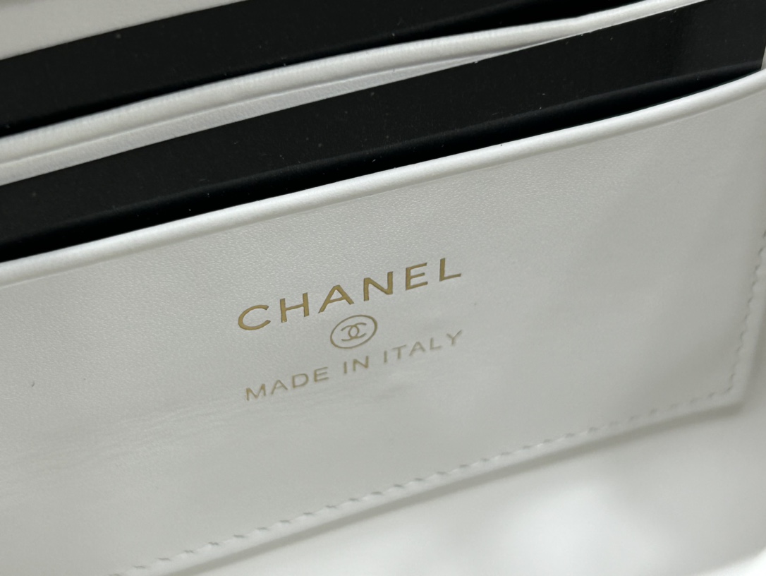 Chanel 23P AP3238 Small Clutch With Chain Grained Shiny Calfskin  Gold-Tone Metal White