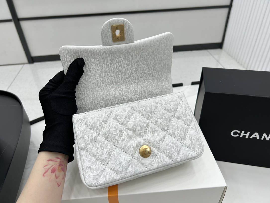 Chanel 23P AS3829 Heart Chain Adjustable Buckle CC Logo Mini Flap Bag White Grained Calfskin