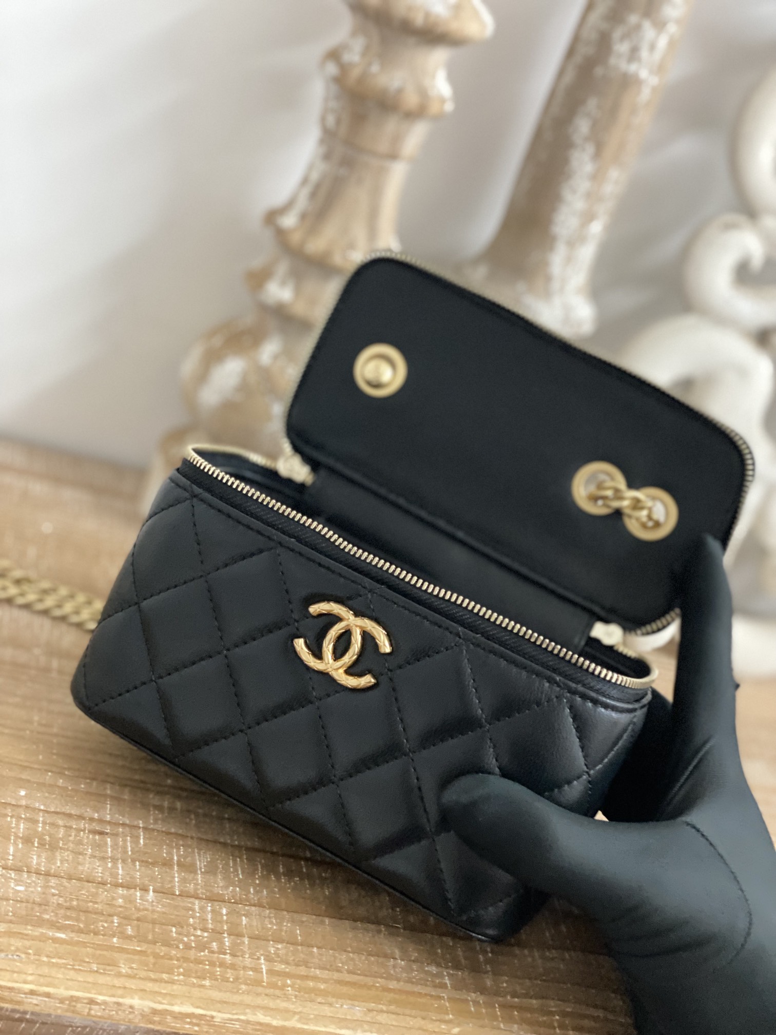 Chanel 81222 Vanity Leather Crossbody Lipstick Bag Black