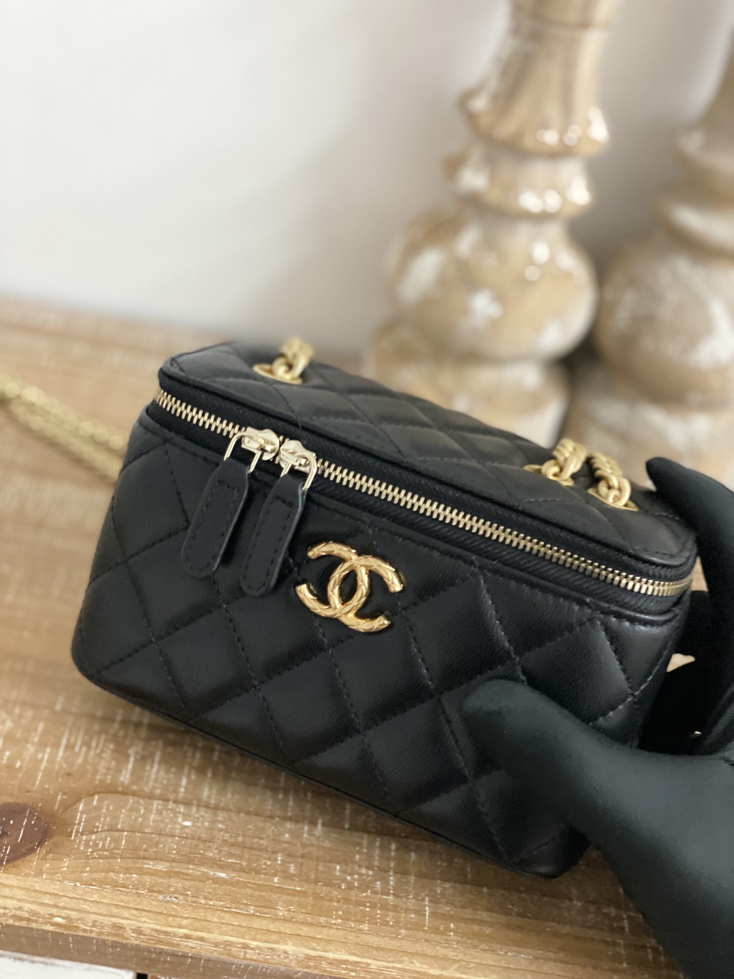 Chanel 81222 Vanity Leather Crossbody Lipstick Bag Black