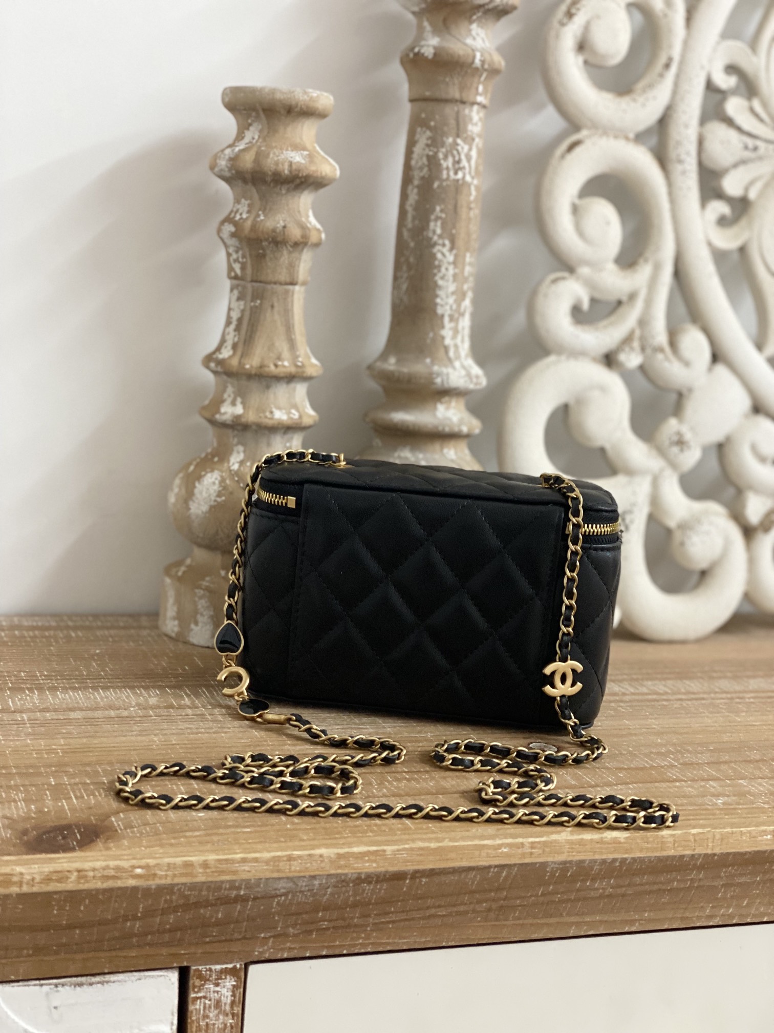 Chanel 81226 Vanity Leather Crossbody Lipstick Bag Black