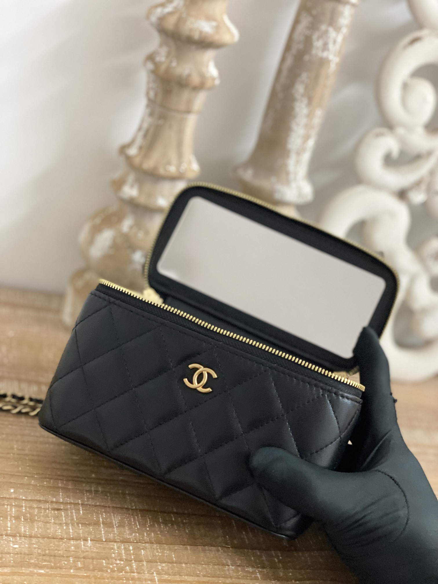 Chanel 81226 Vanity Leather Crossbody Lipstick Bag Black