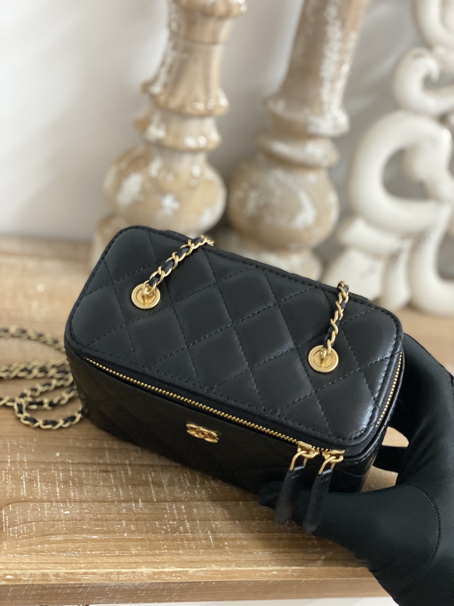 Chanel 81226 Vanity Leather Crossbody Lipstick Bag Black