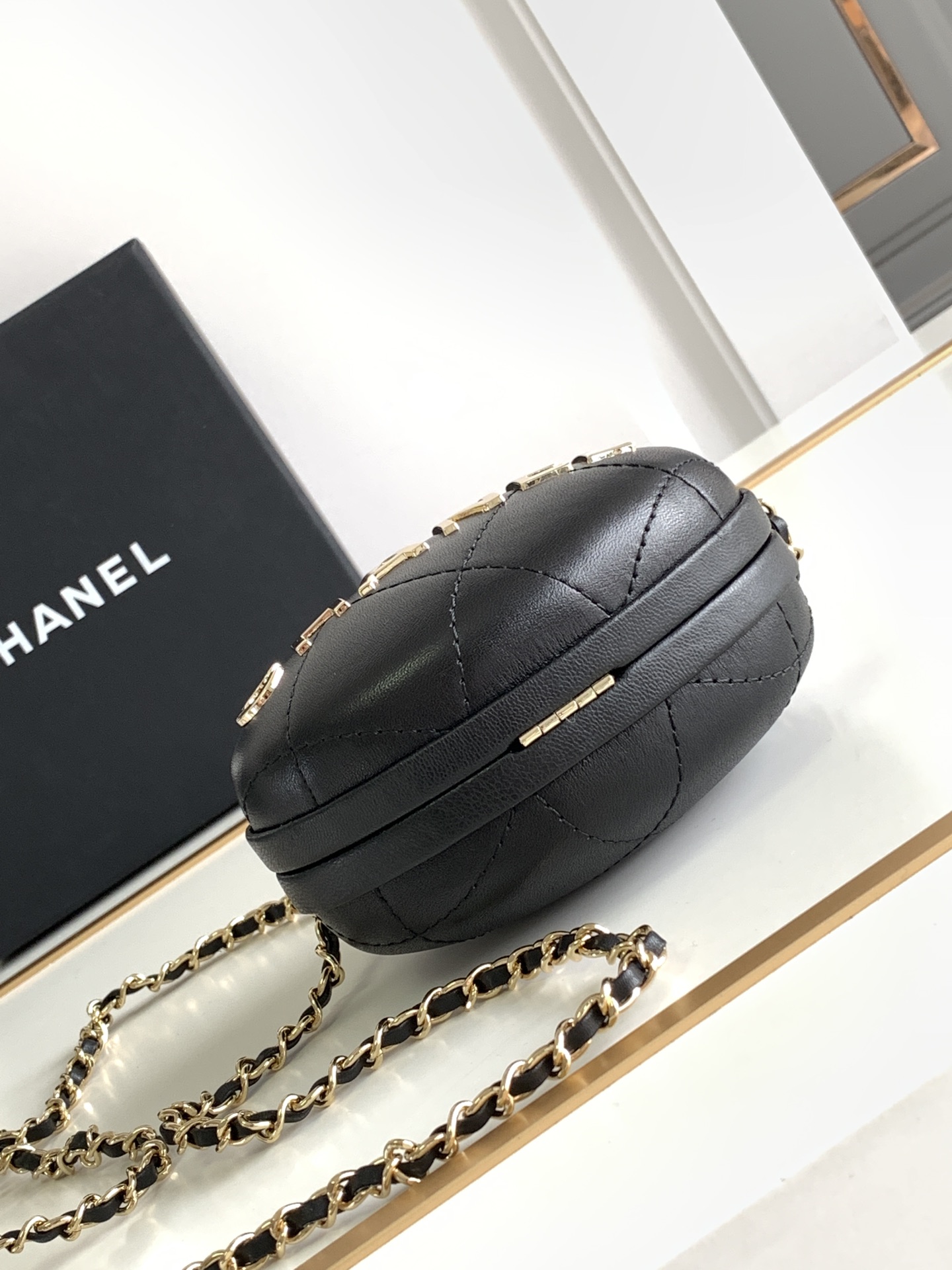 Chanel AP3252 Cluth With Chain Goose Egg Bag Lambskin Black