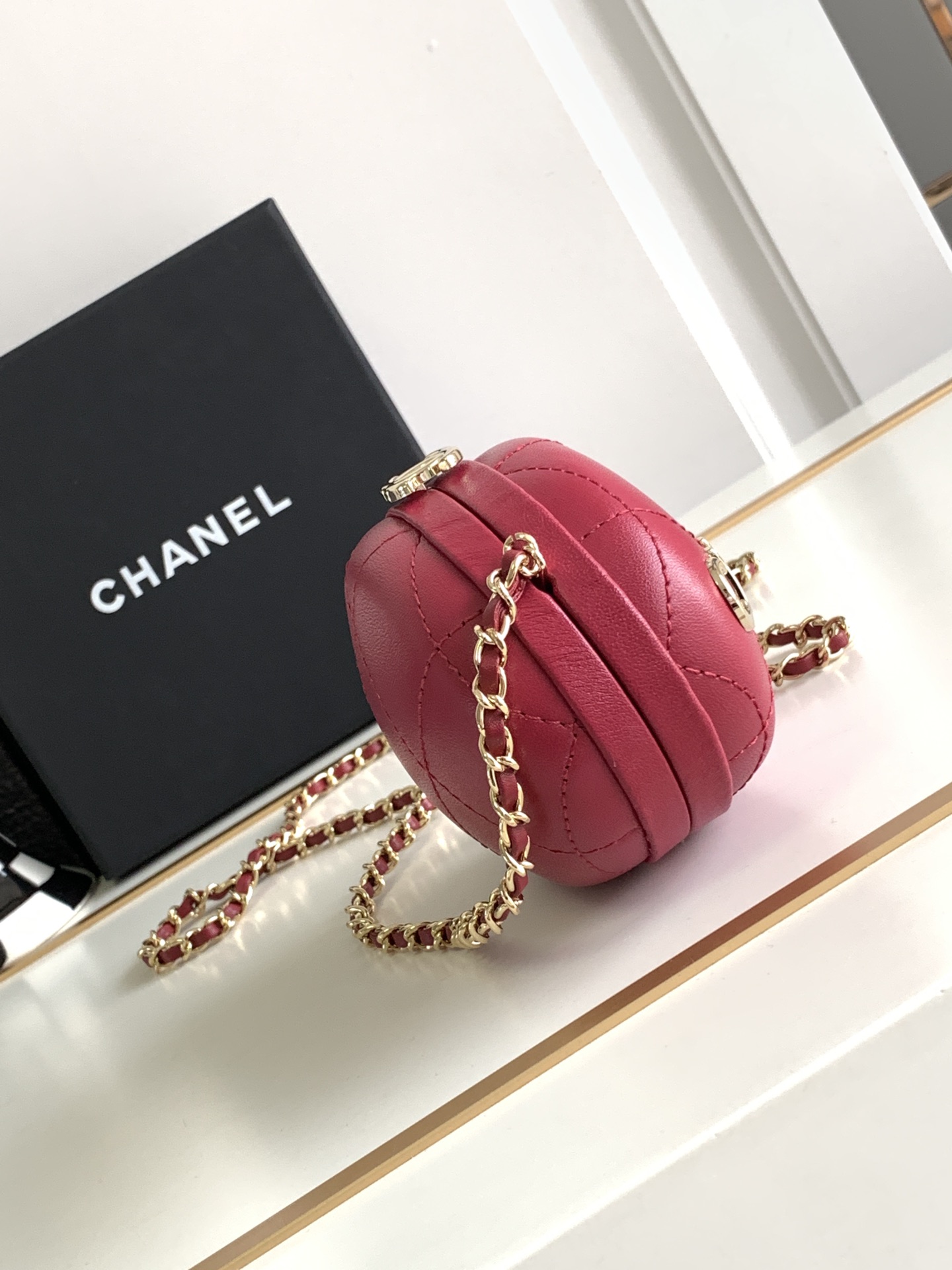 Chanel AP3252 Cluth With Chain Goose Egg Bag Lambskin Red