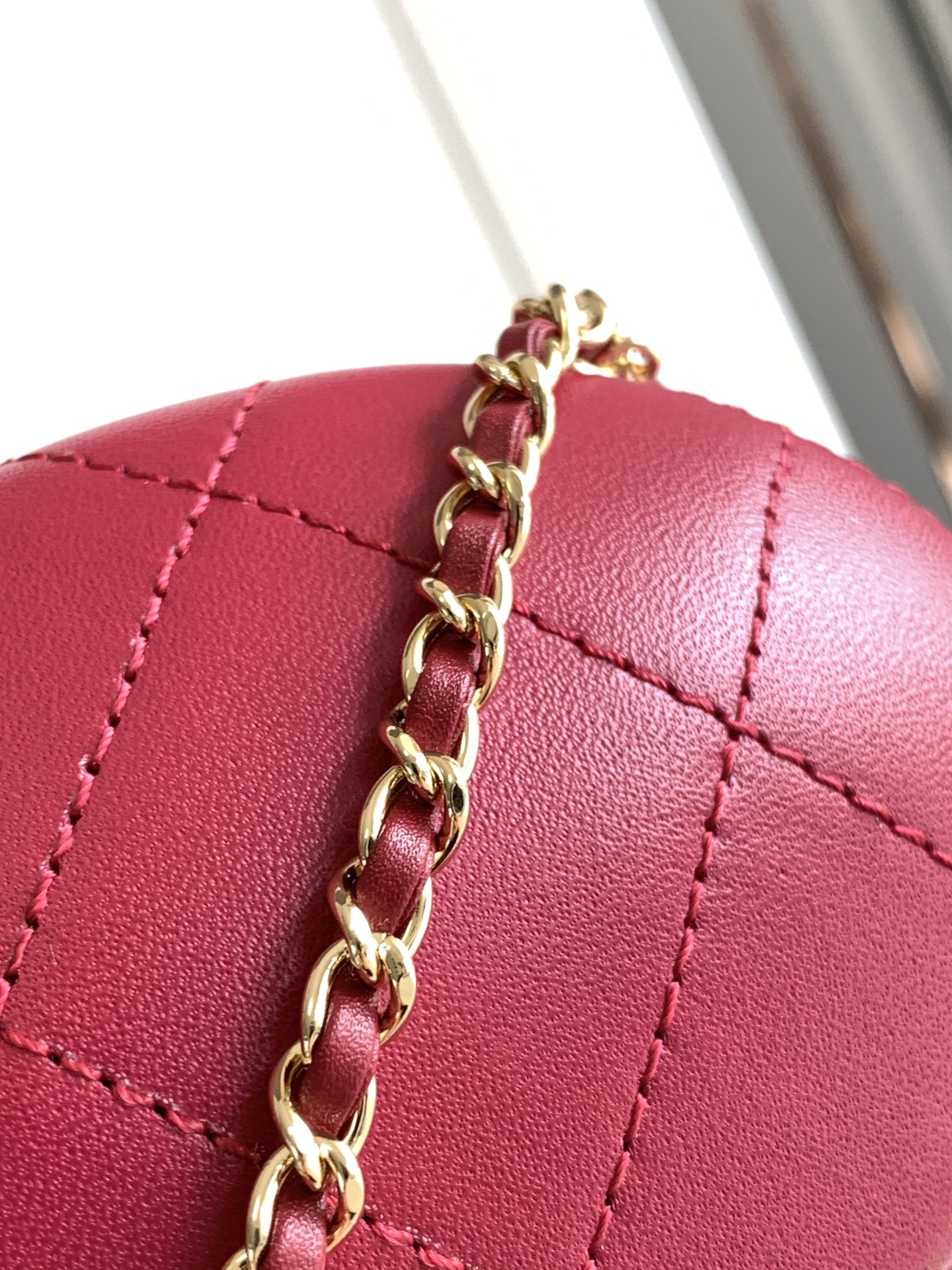 Chanel AP3252 Cluth With Chain Goose Egg Bag Lambskin Red