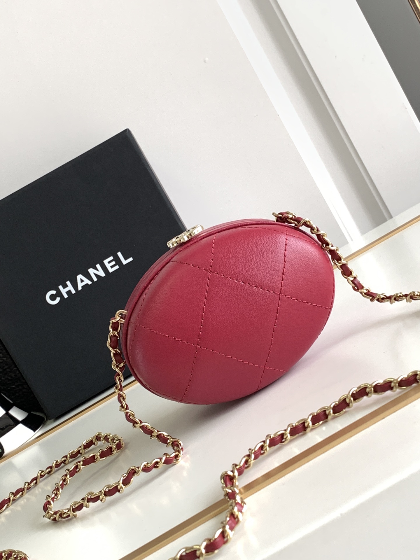 Chanel AP3252 Cluth With Chain Goose Egg Bag Lambskin Red