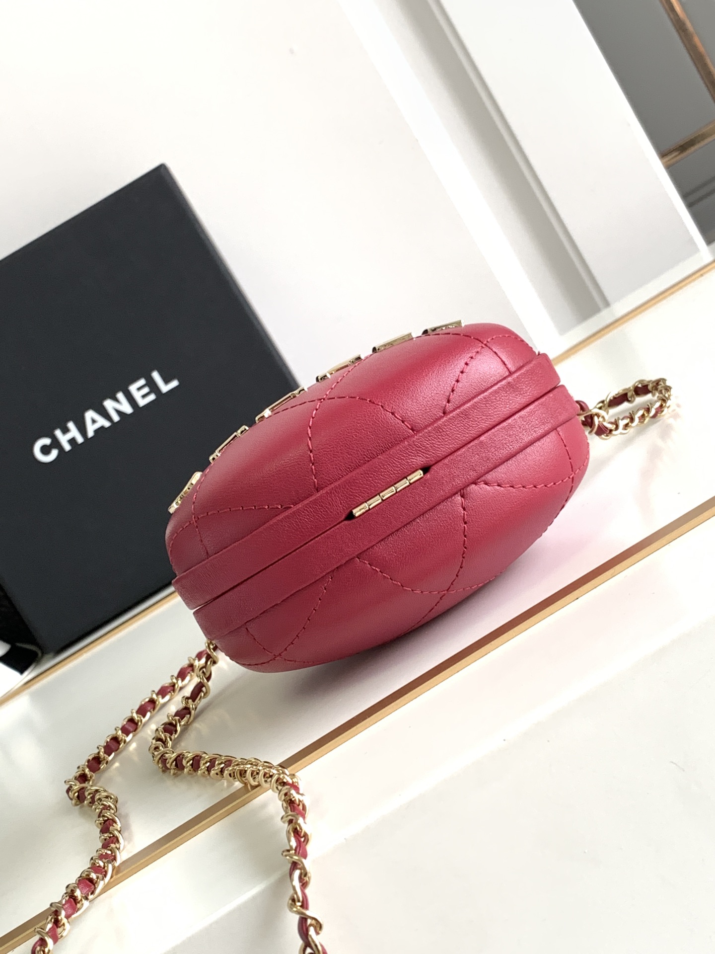 Chanel AP3252 Cluth With Chain Goose Egg Bag Lambskin Red